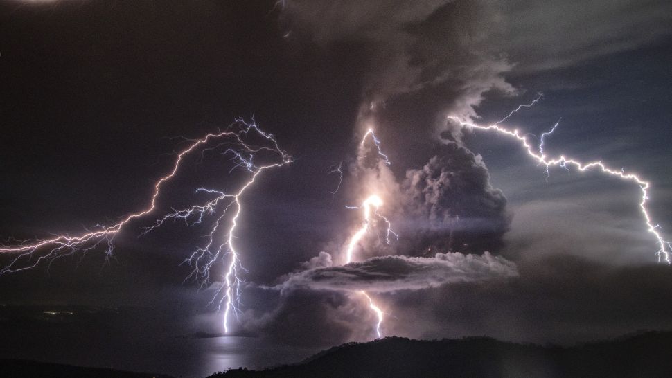 taal volcano, taal erupts